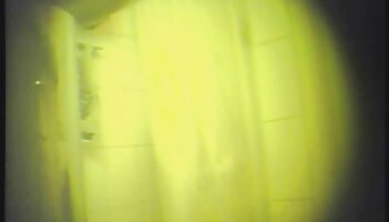 L'adolescente en chaleur Allison Anne surprise en porno x tukif train de se masturber dans le canapé par son beau-père Rob Piper