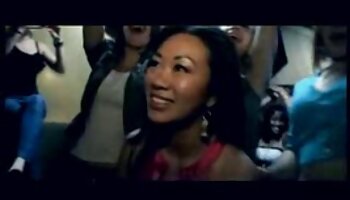 Trentenaire et ado salope en je voulais regarder un film porno trio excitée dans le salon