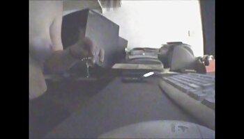 Busty Latina Fucked à l'intérieur du bureau du prêteur regarder un film x gratuit sur gages pendant qu'elle vend sa collection