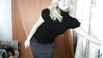 Une filmxxx porno masseuse sale tient un trio torride avec un jeune couple