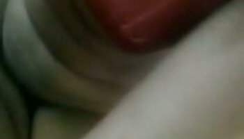 un doigt de grand-mère aux gros seins pulvérise xxx film pornographique ses vieilles lèvres et son bottillon