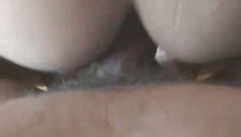 Une chaude brune en lingerie film porno gratuit et sans engagement rouge chevauche le jeune Cupidon
