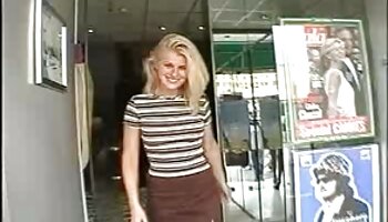 Après une pipe de téléphone portable dans une discothèque video de films porno et une invasion anale
