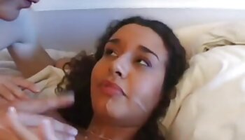 Une prof asiatique modeste séduite par une étudiante blonde vidéos x amateurs gratuits coquine
